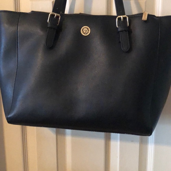 Big purse lots of pockets lap top or tablet space - Picture 2 of 4